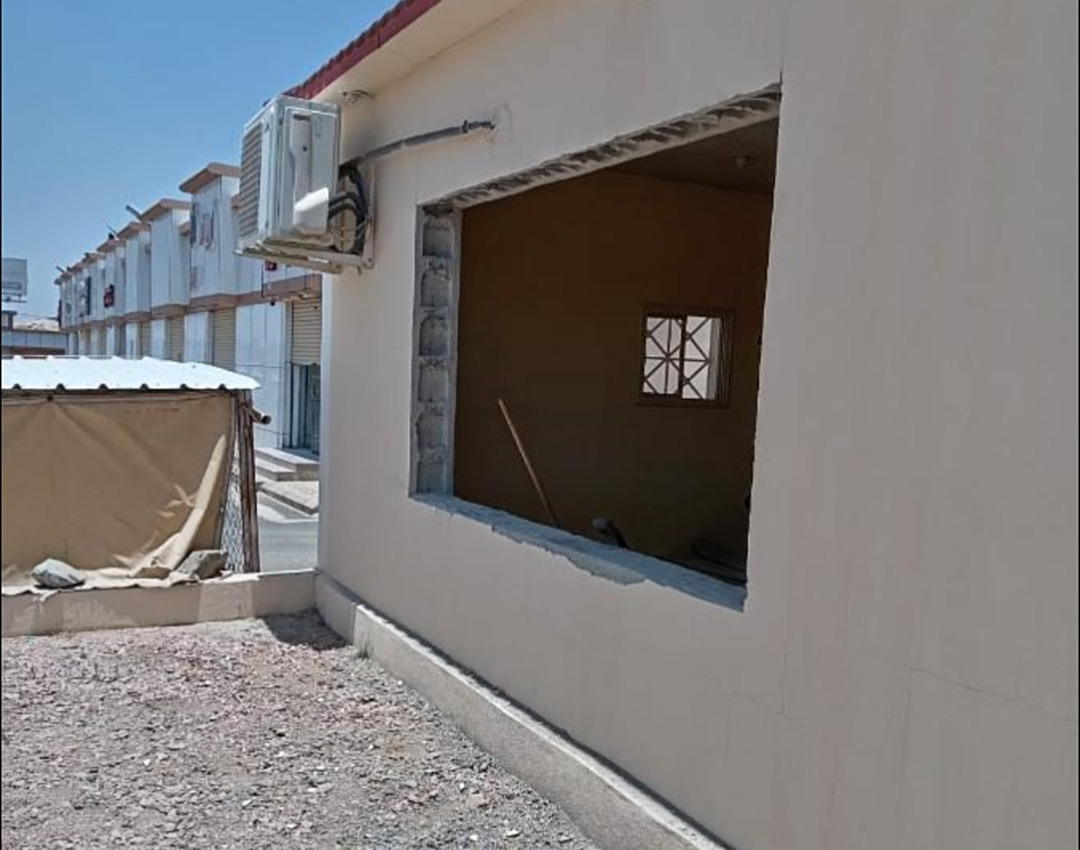 تكسير جدران لتعديل تقسيمات شقة في جدة