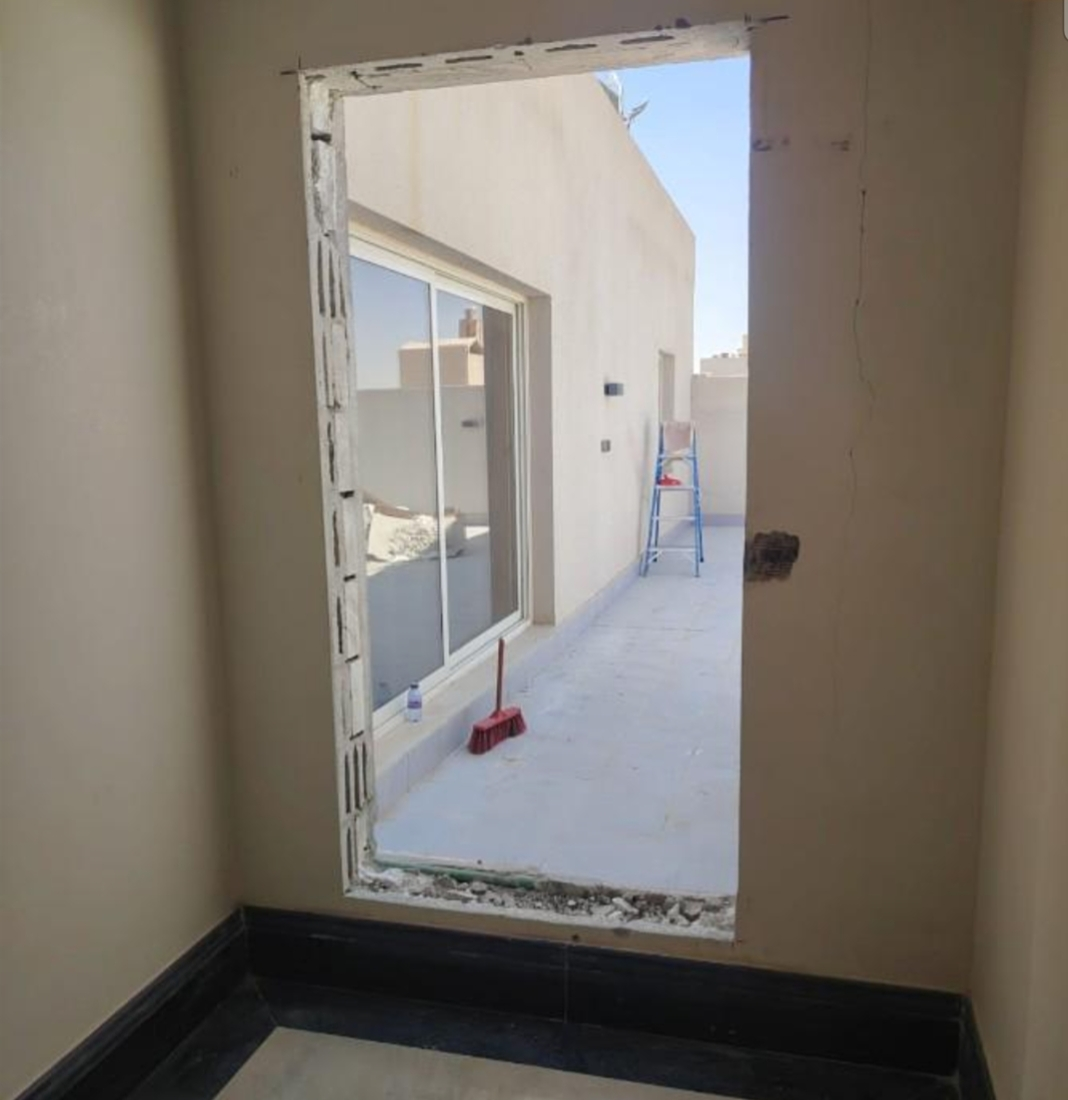 تكسير جدران أثناء تجديد منزل في جدة